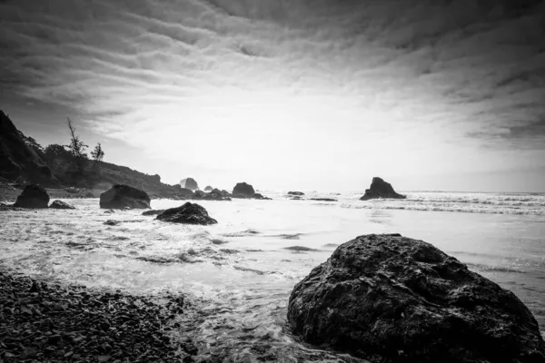 Rocce Bianche Nere Sulla Riva Della Spiaggia Indiana — Foto Stock