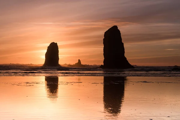 Pallido Tramonto Dietro Gli Aghi Alla Spiaggia Cannon — Foto Stock