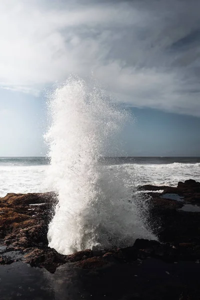 Хвилі Викинуті Колодязя Тора — стокове фото