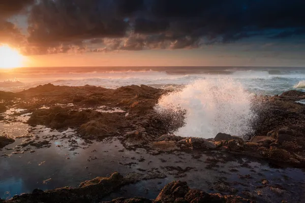Волны Колодца Тора Закате — стоковое фото