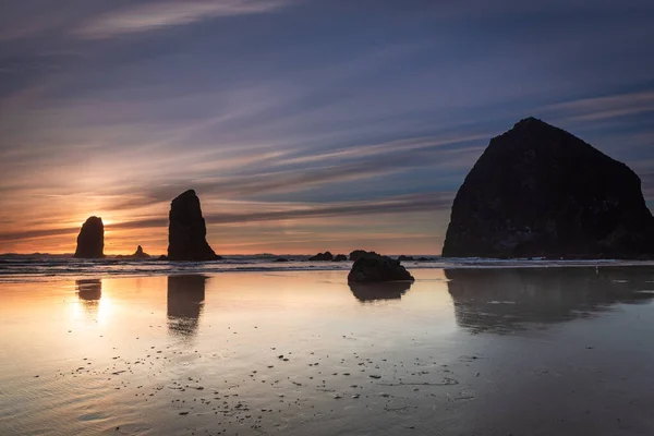 Puesta Sol Reflejo Del Pajar Cannon Beach — Foto de Stock