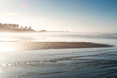 Gün doğumunda Piç endorff plajında sis var.
