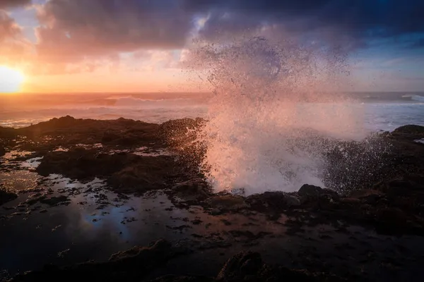 Высокие Волны Колодца Тора Закате — стоковое фото