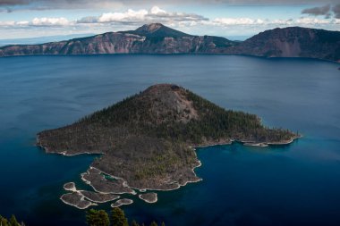 Krater Gölü 'ndeki Wizzard Adası eski bir volkanik konidir.