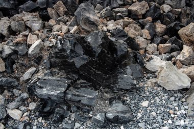 Patlayan obsidiyen kayanın yakın görüntüsü