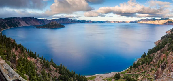 Blå Vatten Crater Lake Nära Solnedgången — Stockfoto