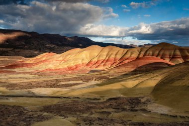 JOhn Day günbatımında boyalı tepeler