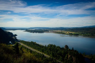 Kolombiya nehri Vista evinden görüldüğü gibi.