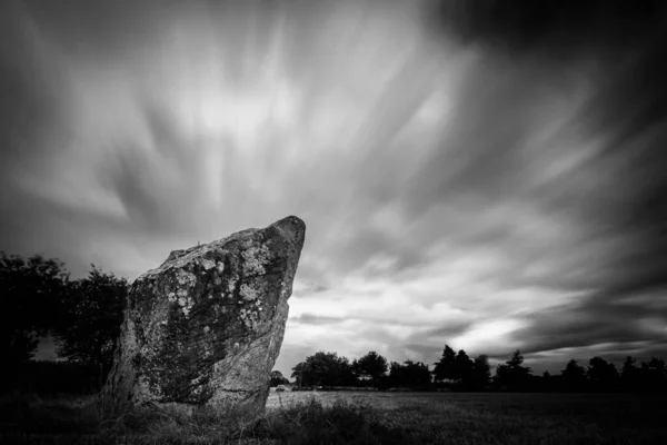 Nuvens Correr Sobre Menir Chamado Rock Fada — Fotografia de Stock