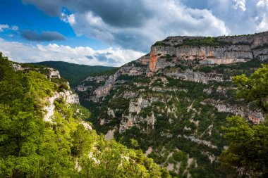 Vaucluse, Fransa 'daki Nesque Canyon ve Cire Rock