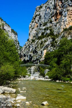 Köprü Verdon nehri boyunca kanyonun içinde.