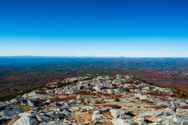 Momadmock Dağı 'nın tepesi ve sonbahar renkleri