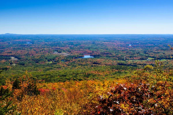 ニューハンプシャー州の風景とマウントMonadnockの斜面に秋の色 — ストック写真