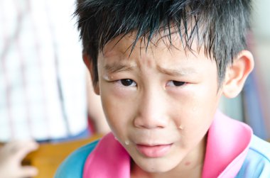 Asyalı çocuk ağlıyor