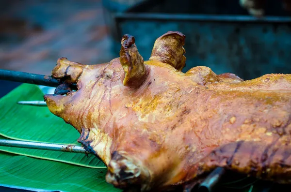 Cerdo asado en una saliva . — Foto de Stock