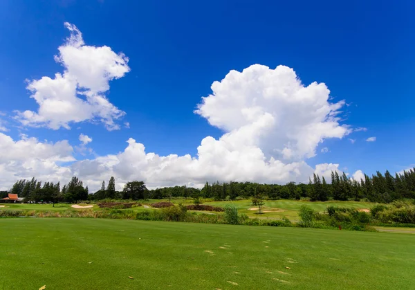 Landschaft eines schönen grünen Golfplatzes mit Himmel — Stockfoto