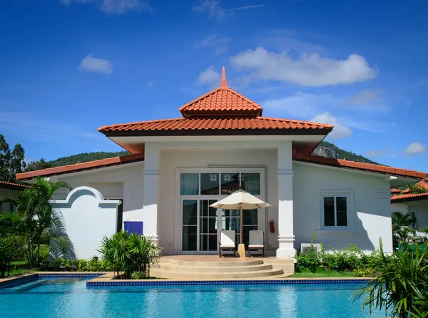 Casa de sonho com piscina em dia ensolarado — Fotografia de Stock
