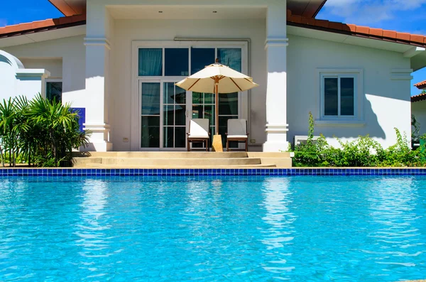 Maison de rêve avec piscine en journée ensoleillée — Photo