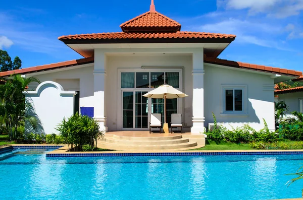 Maison de rêve avec piscine en journée ensoleillée — Photo