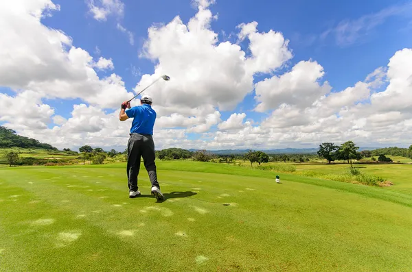 Golfista jego bieg wahadłowy i uderzyć piłeczkę z tee do f — Zdjęcie stockowe