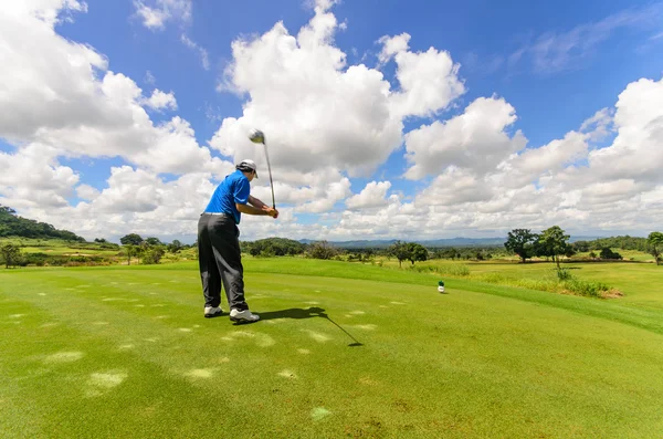 Takımlarını sallanan ve f tee golf topu vurmak golfçü — Stok fotoğraf