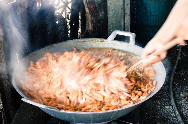 Lavorazione di gamberetti bolliti in Thailandia con sfocatura movimento — Foto Stock