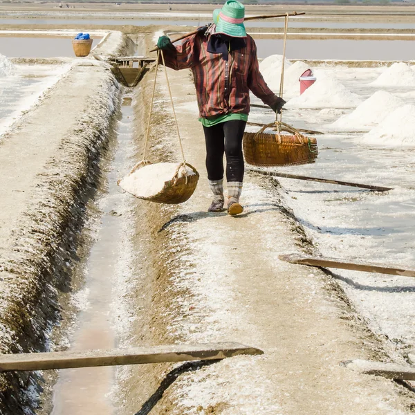 Travailleur à Salt field, Thaïlande — Photo