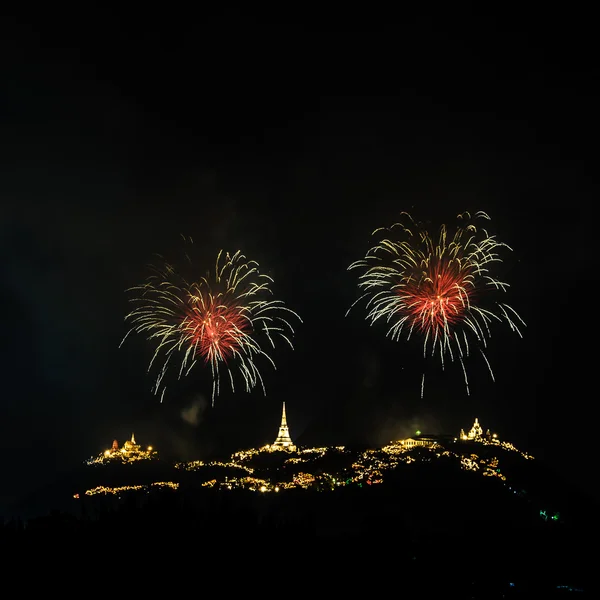 Feu d'artifice sur la montagne, Petchaburi Thaïlande — Photo