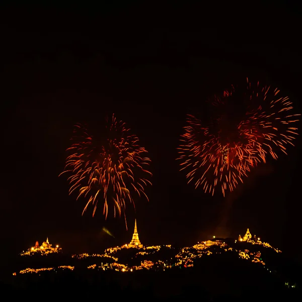 Feu d'artifice sur la montagne Khao Wang, Petchaburi Thaïlande — Photo