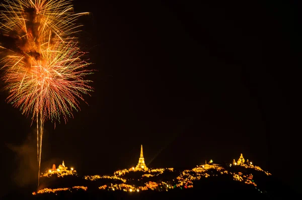 Feu d'artifice sur la montagne, Petchaburi Thaïlande — Photo