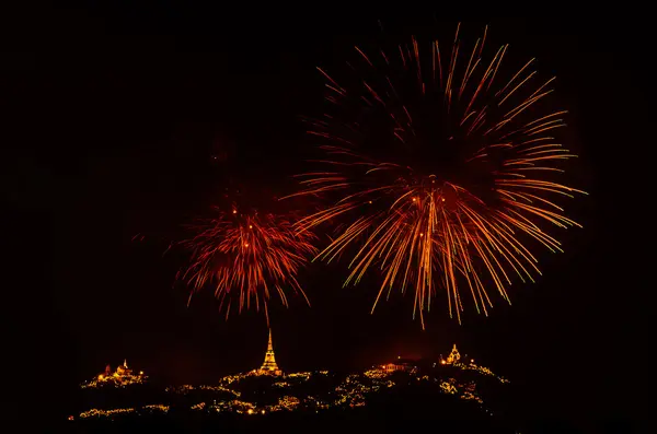 Feu d'artifice sur la montagne, Petchaburi Thaïlande — Photo