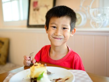 Asyalı çocuk pasta zevk mutlu