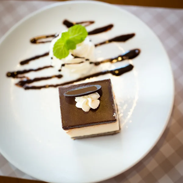 Pastel de chocolate en plato y decoración —  Fotos de Stock