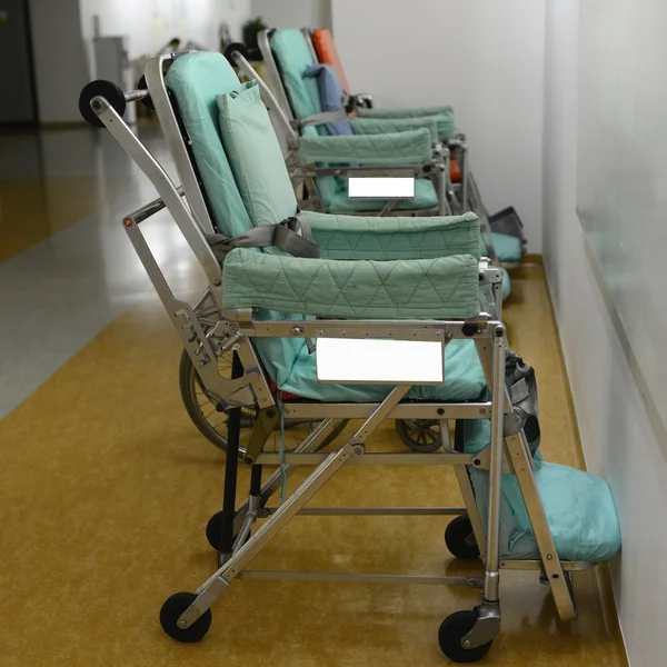 Empty wheelchair parked in hospital hallway — Stock Photo, Image