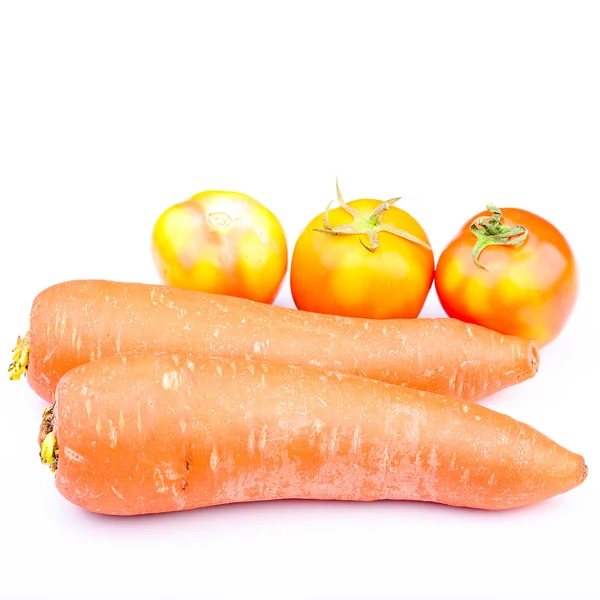 Fresh Carrots and tomatos on isolated — Stock Photo, Image