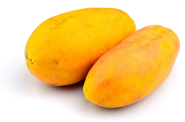 Papaya op witte achtergrond — Stockfoto