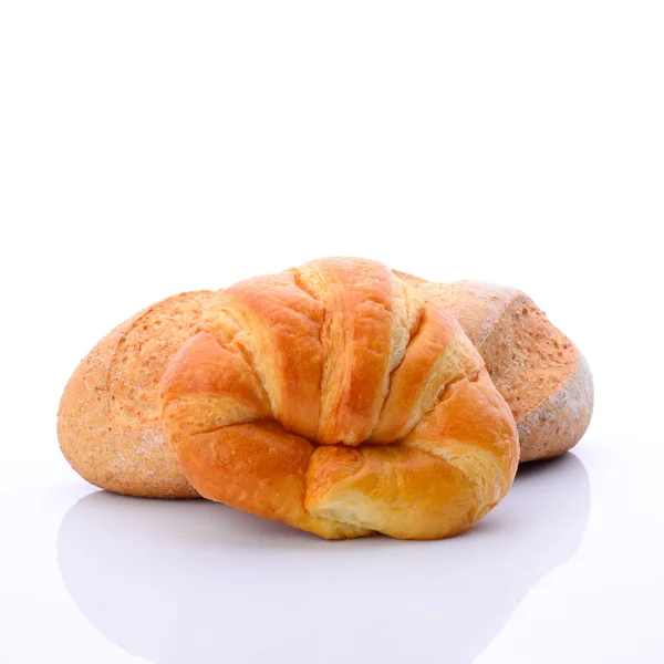 Croissant fresco e saboroso sobre fundo branco — Fotografia de Stock