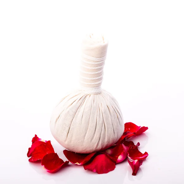 Μπάλα συμπίεσης με βότανα για τη θεραπεία spa — Φωτογραφία Αρχείου