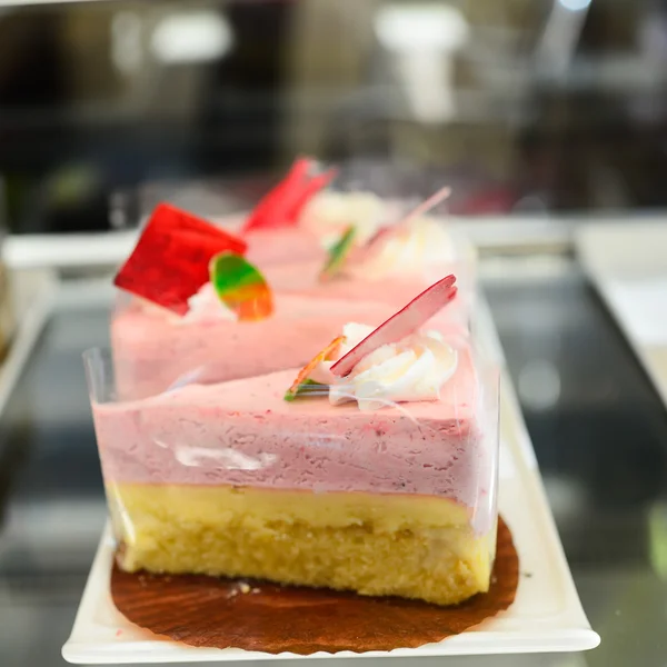 Window of a cake shop with strawberry cake — Stock Photo, Image