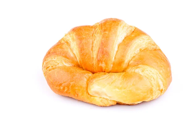 Croissant fresco e saboroso sobre fundo branco — Fotografia de Stock