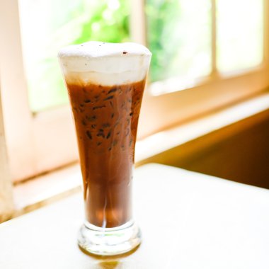 ahşap bir masa üzerinde buz soğuk kahve