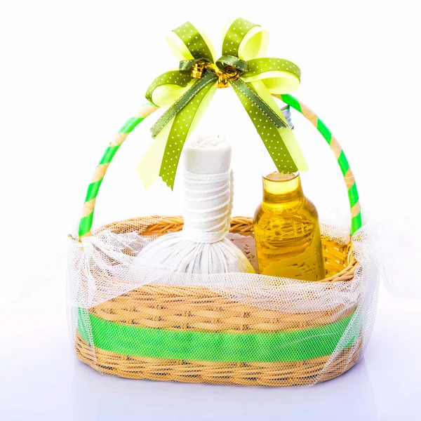 Conjunto de regalo de bola de compresa herbal y aceite de masaje para tratamiento de spa — Foto de Stock