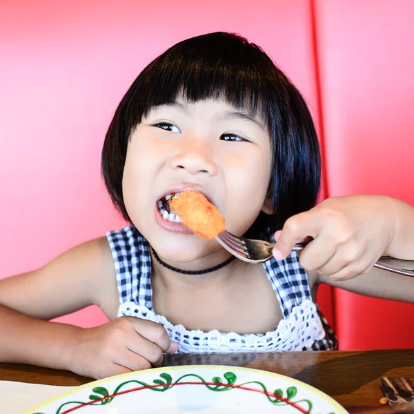 女の子食べる魚指 — ストック写真