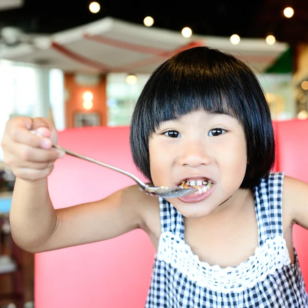 Chica comiendo pescado dedo —  Fotos de Stock