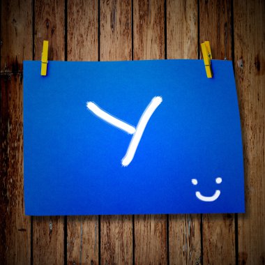 Not kağıdı ve alfabe ile ahşap arka plan üzerinde elbise peg