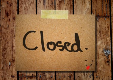 Not kağıdı ve ahşap zemin ile yakın mes giyim peg