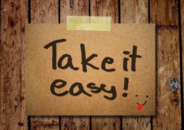 Not kağıdı ve ahşap bir zemin üzerine kıyafetler peg e al