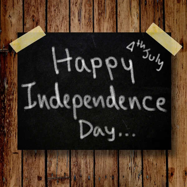 4 juillet papier de note de jour de l'indépendance avec fond en bois — Photo