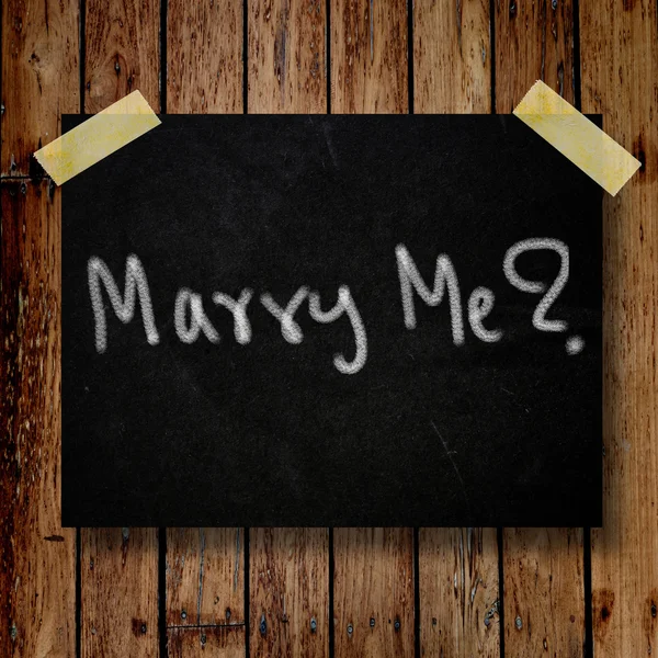 Met me trouwen op bericht nota met houten achtergrond — Stockfoto