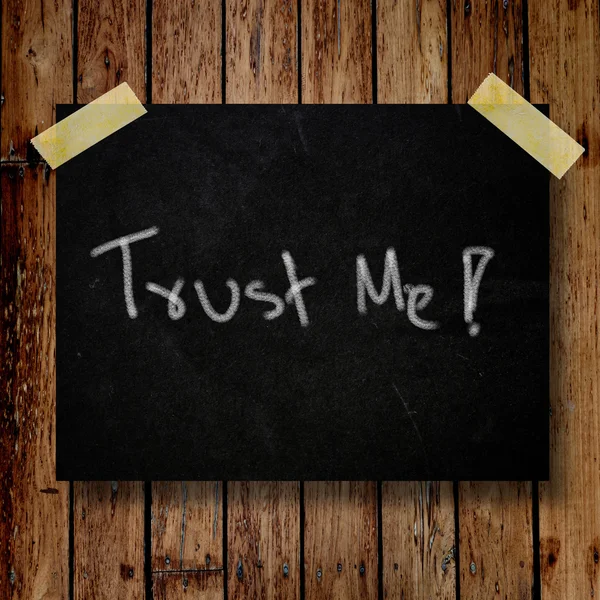 Trust me on message note with wooden background — Stock Photo, Image